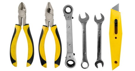 一组固定在墙上的工具。如: 各种螺丝刀、钳子、金属锯和铅笔