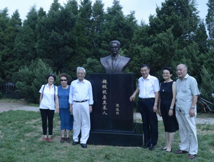 沈阳腾博会集团陈巨余董事长（右一）和陈廷祚先生亲属合影